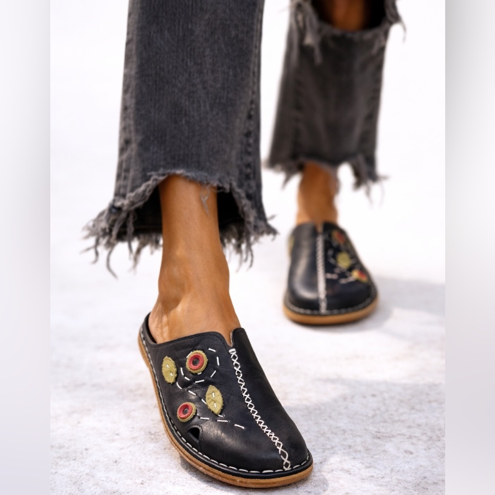 NWT Handmade Genuine Leather Black Embroidered Sandals Slip-On Mules Consuela